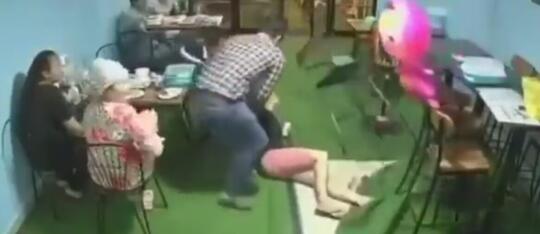 Waduh! Tak Punya ADAB Di Warung Makan, Wanita Ini Jatuh TERJENGKANG