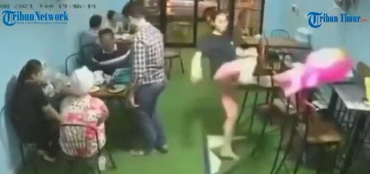Waduh! Tak Punya ADAB Di Warung Makan, Wanita Ini Jatuh TERJENGKANG