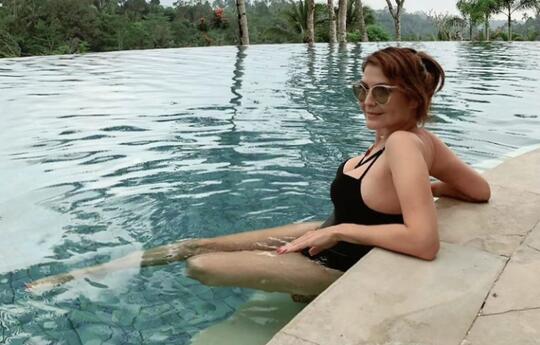 Foto di Kolam Renang Dinyinyiri Netizen, Tamara Bleszynski Beri Tanggapan Menohok