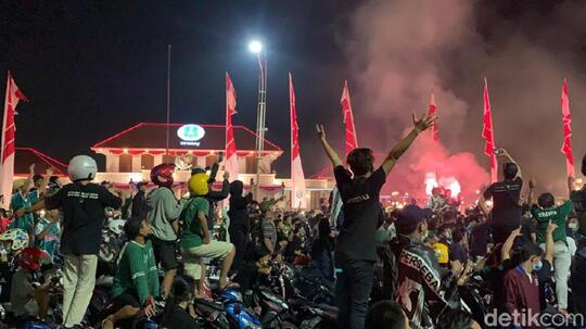 Persebaya Ultah, Puluhan Ribu Bonek Padati Tengah Kota Surabaya