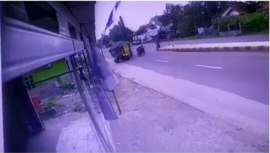 Bikin Melongo! Aksi Ngepot Pemotor Menghindari Truk Di Jalan Raya. Skill Dewa Gan!