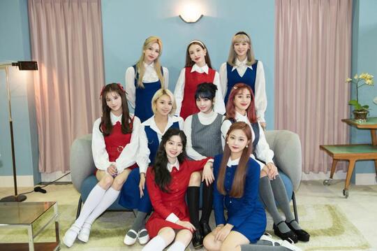TWICE Sebut Kebiasaan Unik yang Biasa Dilakukan Fans Internasional Saat Konser