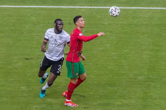 Luapkan Kekecewaan, "Dietmar Hamann" Sebut Ronaldo Orang Tolol Saat Pamer Atraksi