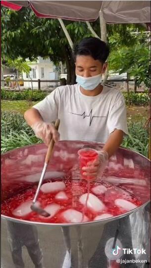 Es Buah Semangka Merah Merona Yang lagi Viral Hanya Rp 5000 Saja