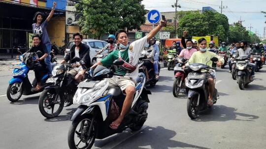 Sebagian Warga Madura Nekat Tak Bermasker-Berhelm Saat Demo Balai Kota Surabaya