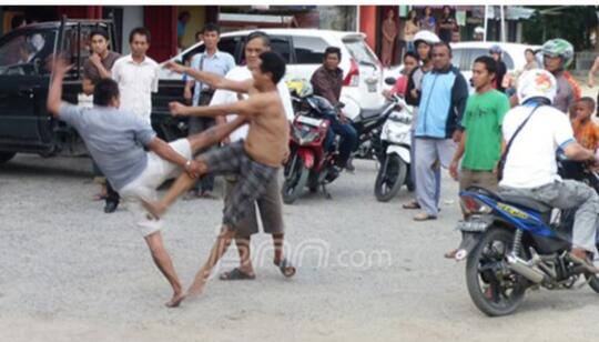 Zaman Sekarang, Perkelahian di Muka Umum Bukannya Ditolong, Eh Malah Ditonton!