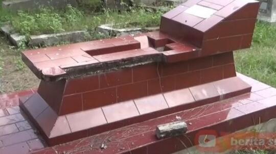 Guru Ngaji Suruh Murid Rusak Kuburan Kristen di Solo, Salib Dipotong, Dihancurkan