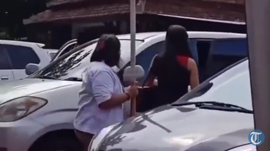 Waduh... SPG ROKOK Diamuk oleh ibu-Ibu, Karena Persaingan dagang!