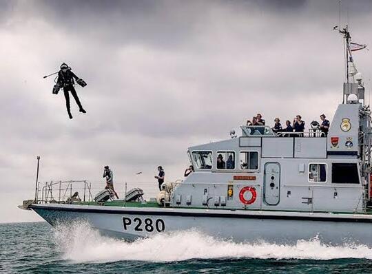 Video Penampakan 'Manusia Terbang' Saat Ujicoba Teknologi Militer Jet Pack !