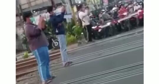Para Remaja Lakukan Aksi Bahaya Rekam Kereta Melintas, Diduga Para Railfans! Apa Itu?