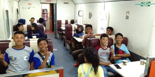 Para Remaja Lakukan Aksi Bahaya Rekam Kereta Melintas, Diduga Para Railfans! Apa Itu?