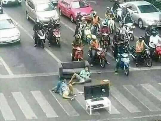 Kebiasaan Sepele Warga +62 Yang Bisa Bikin Bule Heran