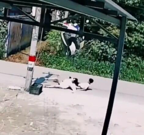 Terjerat Benang Layangan, Pengendara Motor Jatuh Terbanting, Motornya Terbang