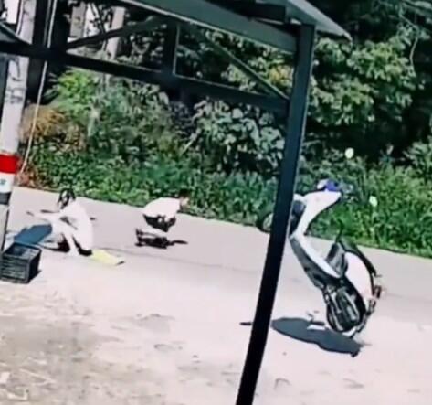 Terjerat Benang Layangan, Pengendara Motor Jatuh Terbanting, Motornya Terbang