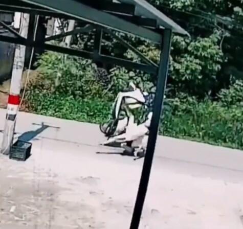 Terjerat Benang Layangan, Pengendara Motor Jatuh Terbanting, Motornya Terbang