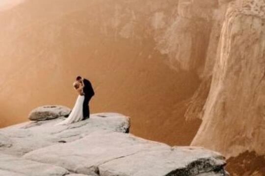 Beredar Video Sepasang Kekasih Prewedding di Tengah Jalan, Ketahui Ini Dia Bahayanya!