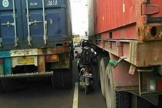 Akibat Belok Sembarangan, Pengendara Motor Nyaris Tergilas Truk Tronton!