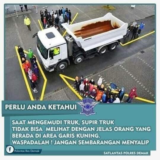 Akibat Belok Sembarangan, Pengendara Motor Nyaris Tergilas Truk Tronton!