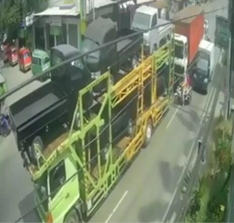 Akibat Belok Sembarangan, Pengendara Motor Nyaris Tergilas Truk Tronton!