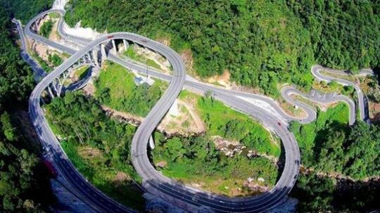 Waspada Bahaya Ngebut di Tikungan Jalan, Jangan Sampai Terjadi Kecelakaan Seperti Ini