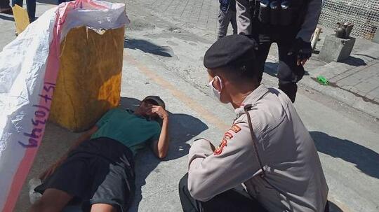 Nasi Bungkus Telat Dibagikan, Massa Aksi 'Jokowi End Game' Pingsan Kelaparan