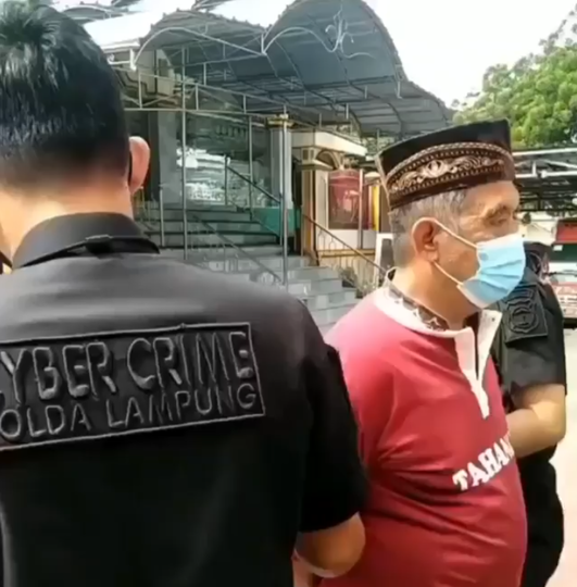 Imam Ditangkap Karena Nyuruh Rapatkan Shaf Saat Shalat, Fakta ato Hoax ??