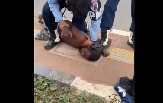 Viral, Aparat Injak Kepala Warga Papua di Merauke
