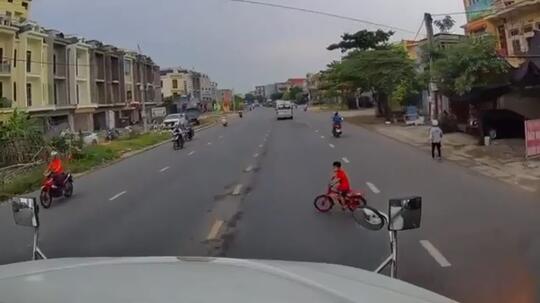 Main Sepeda Sampai ke Tengah Jalan, Seorang Bocah Nyaris Diseruduk Truk Tronton!