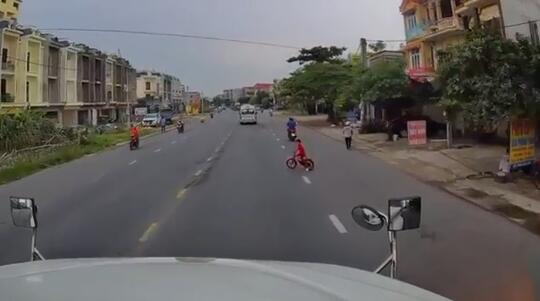 Main Sepeda Sampai ke Tengah Jalan, Seorang Bocah Nyaris Diseruduk Truk Tronton!
