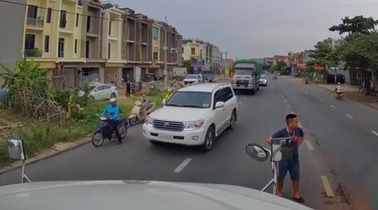 Main Sepeda Sampai ke Tengah Jalan, Seorang Bocah Nyaris Diseruduk Truk Tronton!