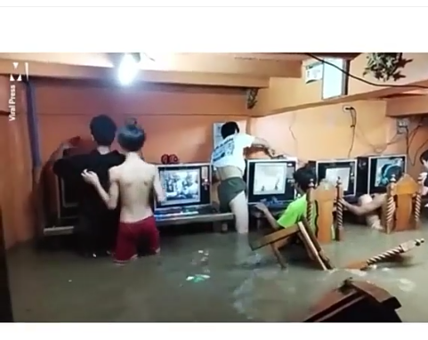 Tetap Santuy Para Bocah Ini Asyik Main Game Online Meski Sedang Banjir, Awas Kesetrum