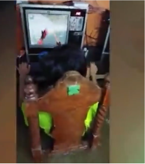 Tetap Santuy Para Bocah Ini Asyik Main Game Online Meski Sedang Banjir, Awas Kesetrum