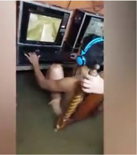 Tetap Santuy Para Bocah Ini Asyik Main Game Online Meski Sedang Banjir, Awas Kesetrum