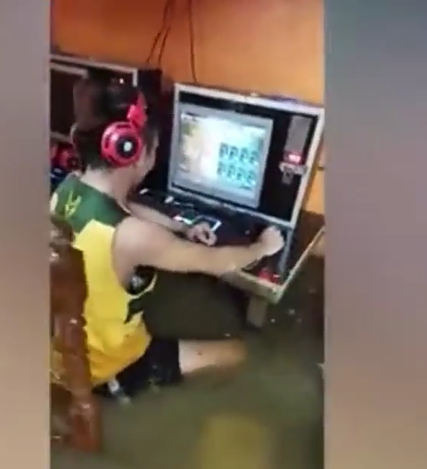 Tetap Santuy Para Bocah Ini Asyik Main Game Online Meski Sedang Banjir, Awas Kesetrum