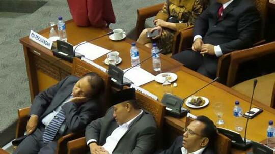 Anggota DPR Kena Corona Boleh Isoman di Hotel, Biaya Ditanggung Negara, Rakyat Sabar!