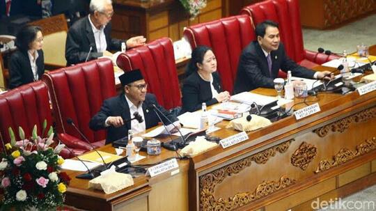 Anggota DPR Kena Corona Boleh Isoman di Hotel, Biaya Ditanggung Negara, Rakyat Sabar!