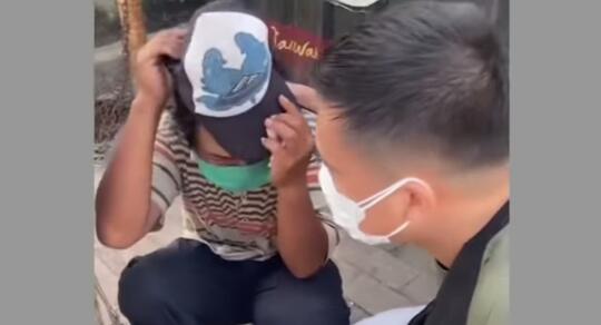 Pedagang Cilok Menangis Haru Dagangan Dibeli 300 Ribu, Ini Arti Bahagia Sesuai Porsi