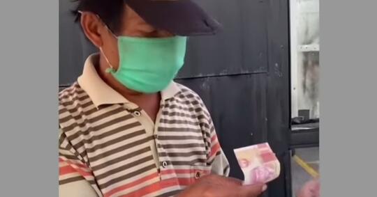 Pedagang Cilok Menangis Haru Dagangan Dibeli 300 Ribu, Ini Arti Bahagia Sesuai Porsi