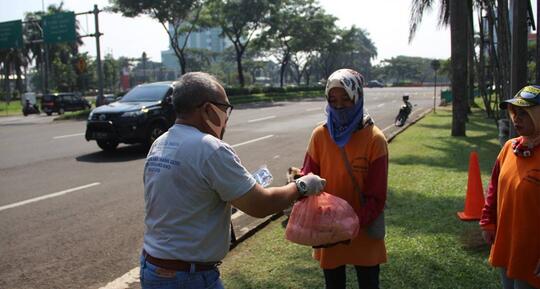Pedagang Cilok Menangis Haru Dagangan Dibeli 300 Ribu, Ini Arti Bahagia Sesuai Porsi