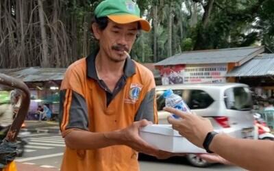 Pedagang Cilok Menangis Haru Dagangan Dibeli 300 Ribu, Ini Arti Bahagia Sesuai Porsi