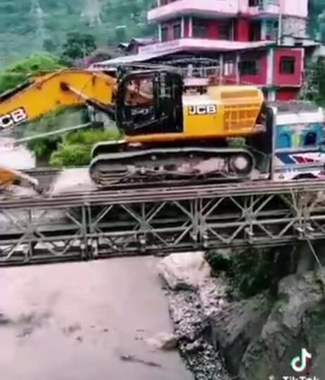 Truk Angkut Alat Berat Nekat Lewati Jembatan Gantung Tidak Layak Pakai