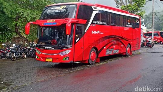 Demi Menghibur Penumpang, Supir Bus Sengaja Oleng Dijalan, Gimana Pengendara Lain?