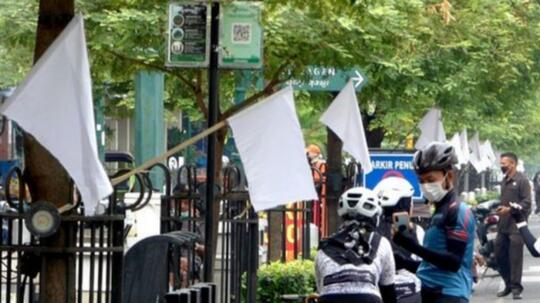 Menyerah Hadapi PPKM, Pedagang di Malioboro Kibarkan Bendera Putih