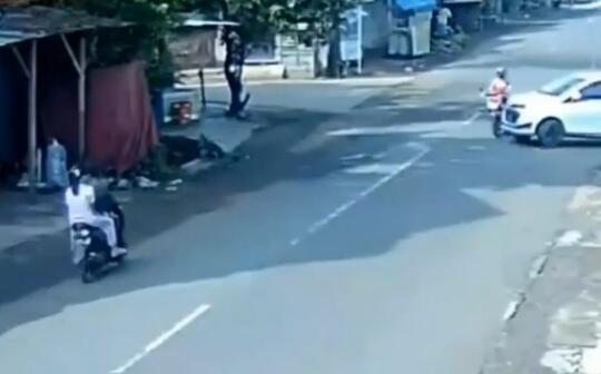 Ngeri, Kecelakaan Mobil Tabrak Motor, Motornya Jatuh Tabrak Motor!