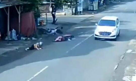 Ngeri, Kecelakaan Mobil Tabrak Motor, Motornya Jatuh Tabrak Motor!