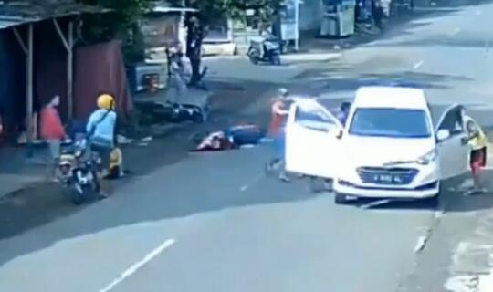 Ngeri, Kecelakaan Mobil Tabrak Motor, Motornya Jatuh Tabrak Motor!