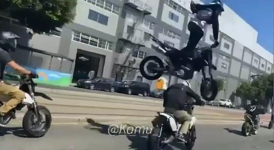 Standing Motor di Jalanan, Pemotor Ini Terpental dan Melayang ke Udara!