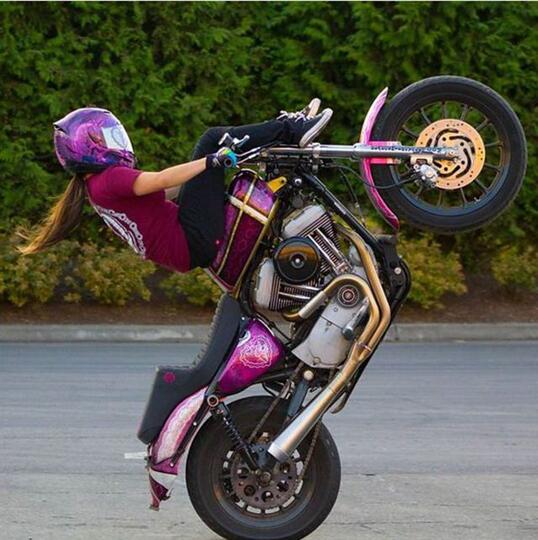 Standing Motor di Jalanan, Pemotor Ini Terpental dan Melayang ke Udara!