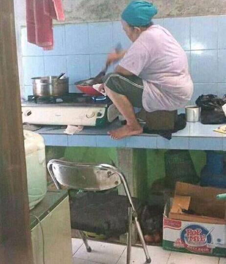 Posisi Nyeleneh Emak-emak Saat Memasak! Sista Begini Juga Gak?