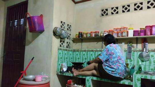 Posisi Nyeleneh Emak-emak Saat Memasak! Sista Begini Juga Gak?